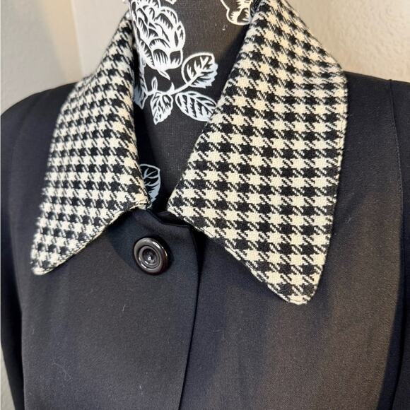 Vintage Black Swing Coat with Contrast Collar and Houndstooth Accents - Picture 5 of 9